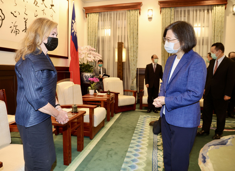 總統蔡英文（前右）26日在總統府接見美國共和黨籍聯邦參議員布蕾波恩（Marsha Blackburn）（左）訪問團，歡迎他們來訪台灣。 (圖：中央社)