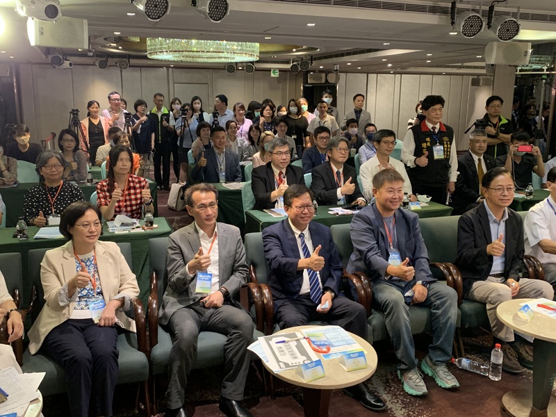 2022桃園智慧醫療城市論壇26日登場，國民黨桃園市長參選人張善政（前右1）、民進黨桃園市長參選人鄭運鵬（前左2）及民眾黨桃園市長參選人賴香伶（前左1）與桃園市長鄭文燦（前中）皆出席。(圖：中央社)