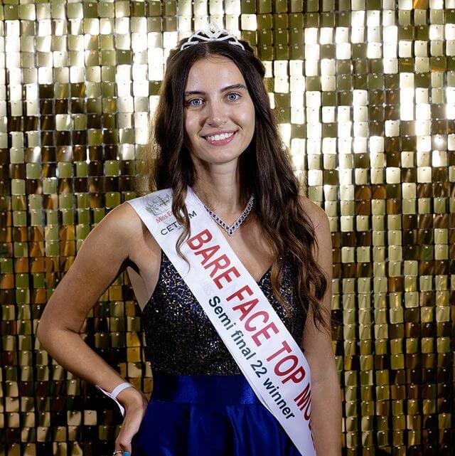 芮歐夫是英國小姐選美94年來首位素顏亮相的參賽佳麗。(圖：Miss England Contest IG)