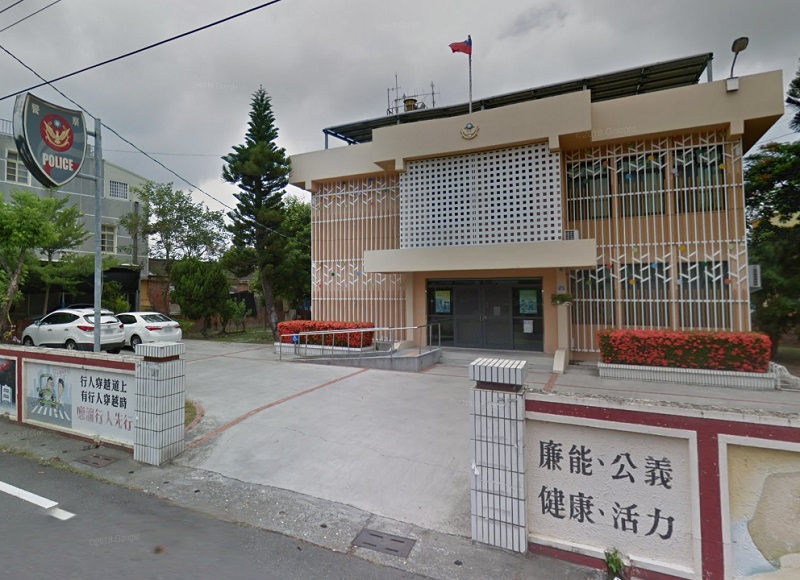 台南學甲宅港派出所26日遭持刀歹徒闖入，警員共開13槍將其制伏。(圖擷自GoogleMap)