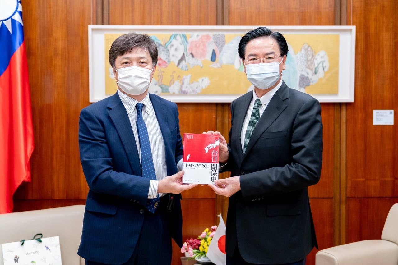 外交部長吳釗燮與日本東京大學「兩岸關係研究小組」召集人松田康博教授一行會談，並接受松田康博教授贈書。(圖:外交部)