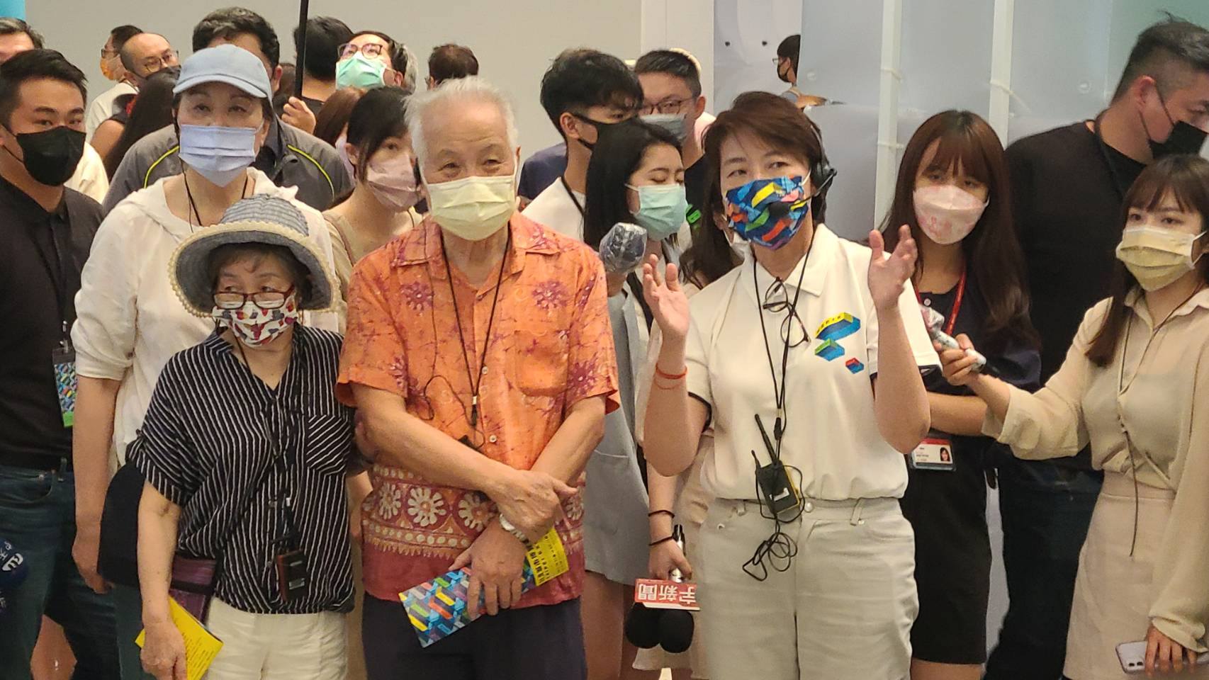 明天就要正式投入台北市長選戰的現任台北市副市長黃珊珊(左三)，今天(27日)親自為親民黨副主席張昭雄(左二)導覽台北城市博覽會內容。(江昭倫 攝)