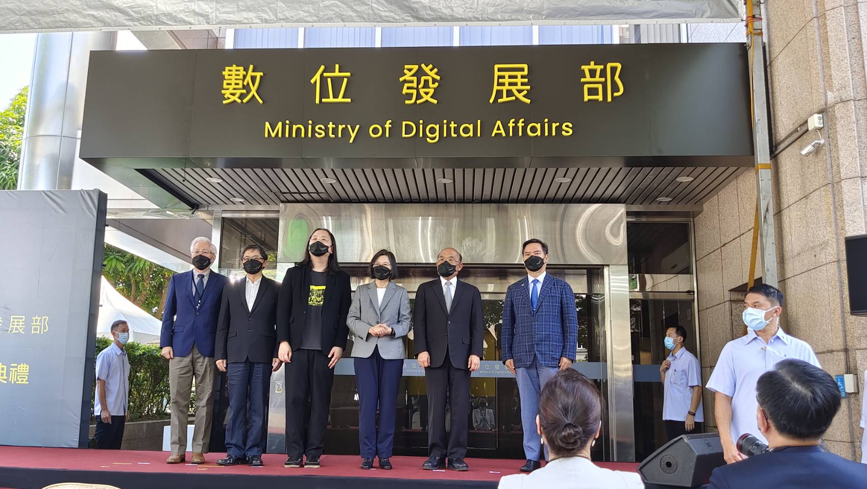 數位發展部27日正式揭牌成立，蔡英文總統、行政院長蘇貞昌、數位發展部長唐鳳出席揭牌典禮。(王韋婷攝)