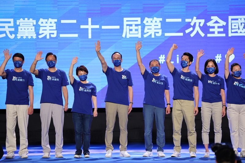 國民黨第21屆第二次全國代表大會28日舉行，國民黨主席朱立倫(左4)表示，2022地方選舉，國民黨要以中道理性的力量，爭取更多民眾肯定。(圖：中央社)