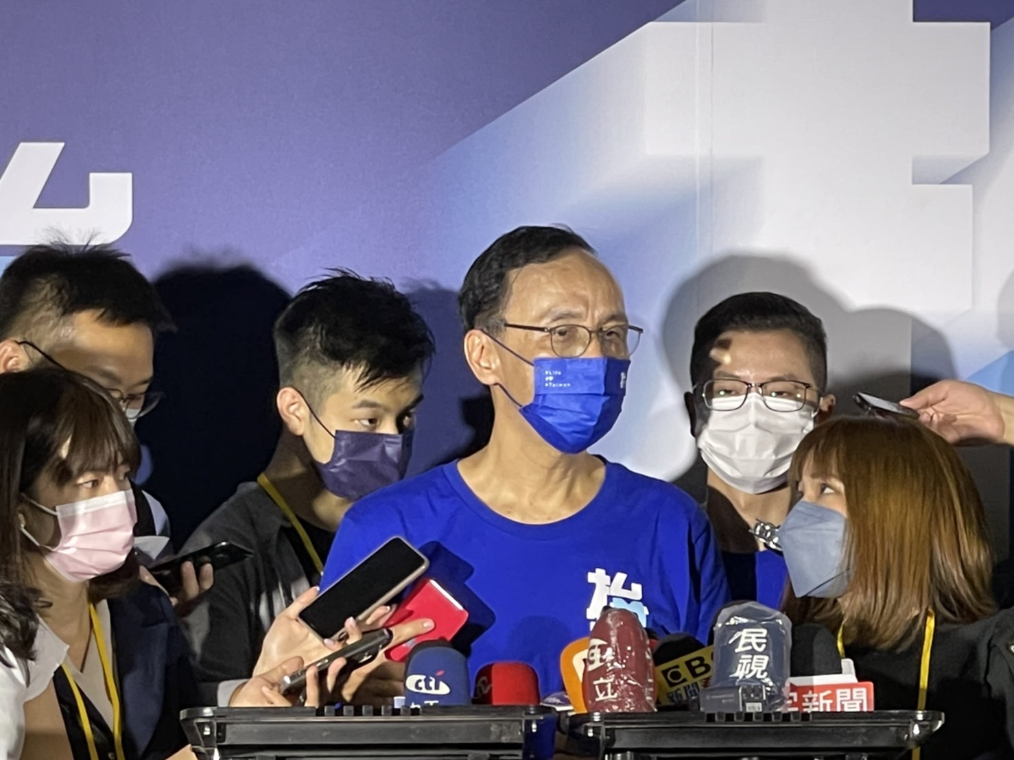 國民黨副主席夏立言訪中引發批評，國民黨主席朱立倫表示，國民黨降低戰爭風險，民進黨除了喊一喊又做了什麼。(國民黨提供)