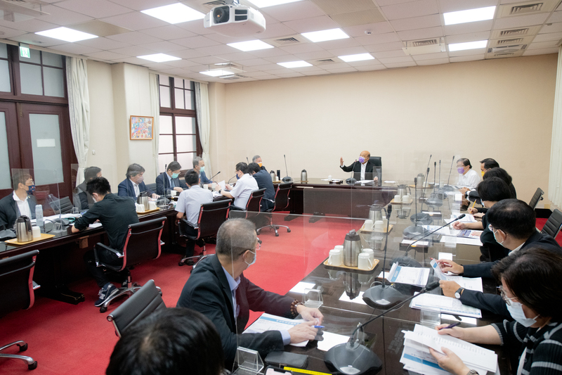 行政院長蘇貞昌29日召開擴大防疫會議，針對國內外疫情發展情形及評估等議題進行討論。（行政院提供） (圖：中央社)