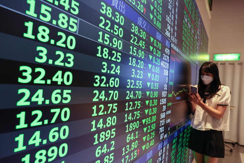 台北股市7日開低走低，終場下跌267.15點，勉強守住14400點。(資料照/圖:中央社)