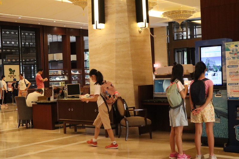 針對立委質詢時指春節旅館訂房率全國平均才約4成，交通部次長陳彥伯表示，除了民眾選擇出國，房價也是重要因素。(圖：中央社)