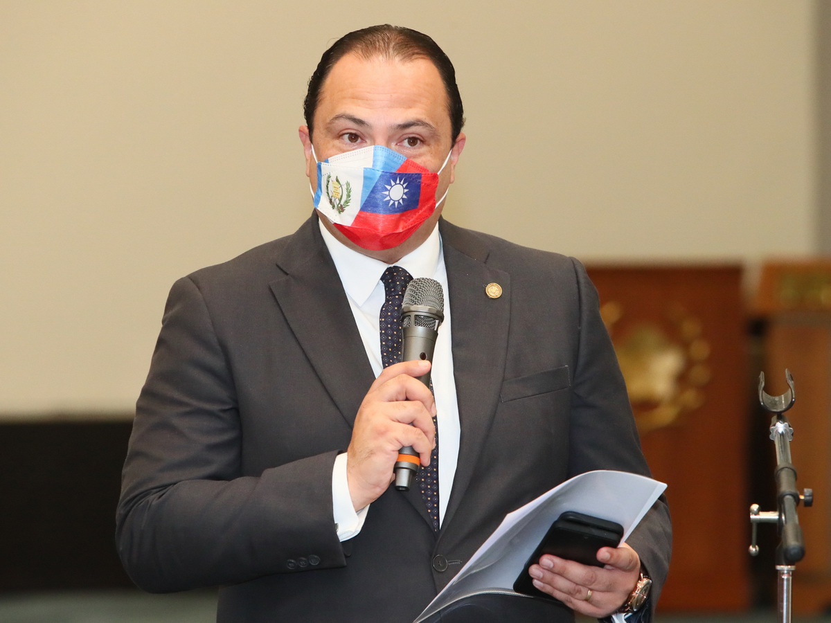 友邦瓜地馬拉外交部長步卡羅(Mario Bucaro)29日抵台訪問，他表示台瓜共享民主自由價值，此行將為雙邊關係開啟新篇章 (外交部提供)