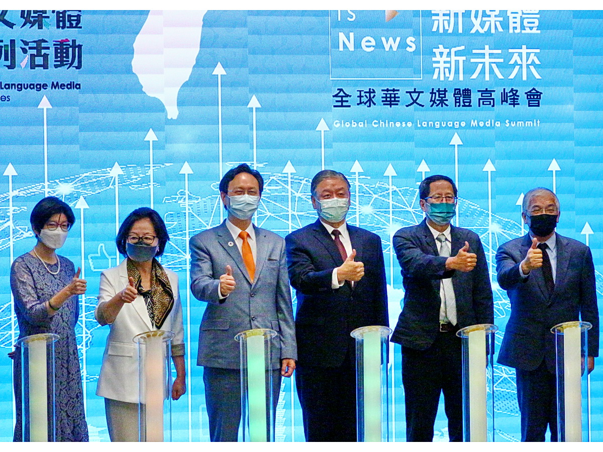 僑委會主辦的全球華文媒體交流系列活動29日舉行啟動儀式，圖左至右為央廣董事長賴秀如、白鷺鷥文教基金會榮譽董事長陳郁秀、僑委會委員長童振源、副委員長呂元榮、中央社董事長劉克襄、世新大學校長陳清河 (央廣記者王照坤 攝)