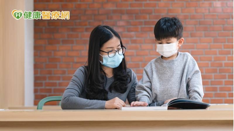 家長陪伴孩子的時間可以是一整段或零碎的時間，在互動中多些或等待眼神的接觸，注重一來一往的溝通，除了口語還可以同時多些非口語（表情、肢體）的互動。(圖：健康醫療網 提供)
