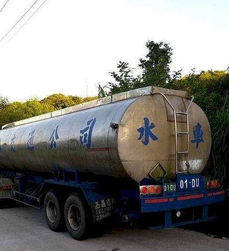 基隆市水情吃緊，台灣自來水公司緊急調度48輛水車，並申請國軍支援50輛水車，台積電允諾支援6輛水車，協助補注高地配水池。圖為與台積電契約公司景山交通股份有限公司水車。（台灣自來水公司第1區管理處提供） (圖：中央社)