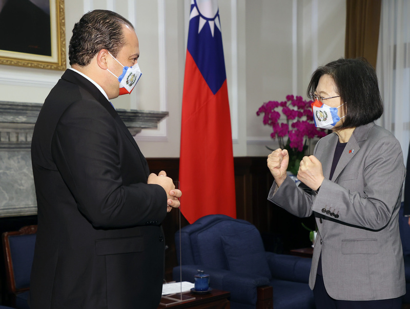 蔡英文總統（右）30日在總統府接見瓜地馬拉外交部長步卡羅（Mario Bucaro）（左）訪問團。(圖：中央社)