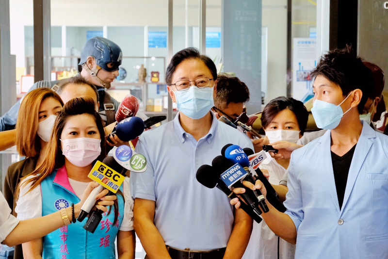 週刊報導，國民黨桃園市長參選人張善政(中)早年向農委會申請經費的研究結案報告遭指抄襲。圖為張善政上午在桃園區受訪。(圖：中央社)