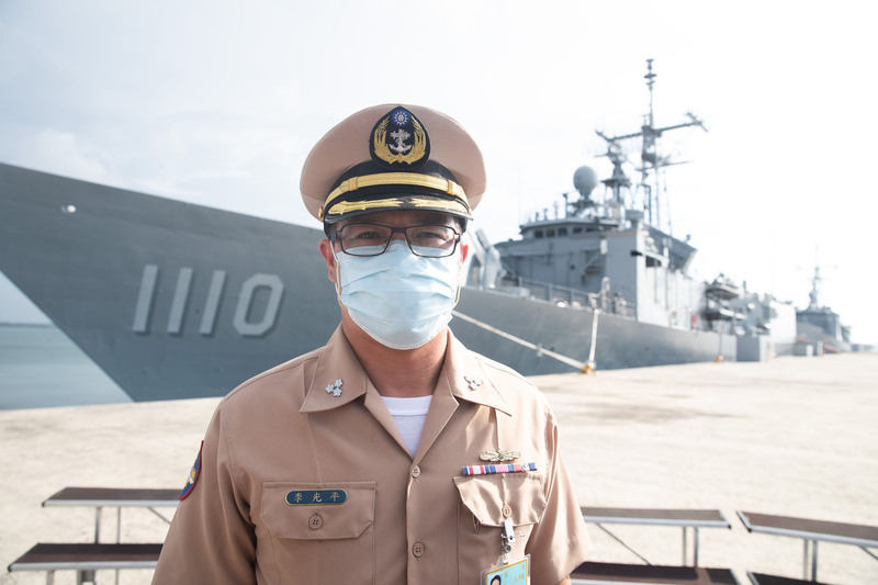 中共自軍演結束後仍持續透過船艦侵擾台灣周邊，近距離監控共艦的海軍張騫艦長李光平上校30日向媒體分享監控過程。 (圖：中央社)