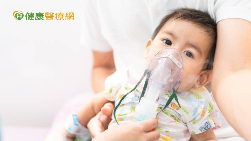 兒童感染Omicron變異株出現哮吼的機率較之前的COVID-19高；嚴重則可能會併發急性呼吸窘迫症候群、敗血症、腦炎、心肌炎或兒童多系統發炎症後群（MIS-C）等。(圖：健康醫療網 提供)
