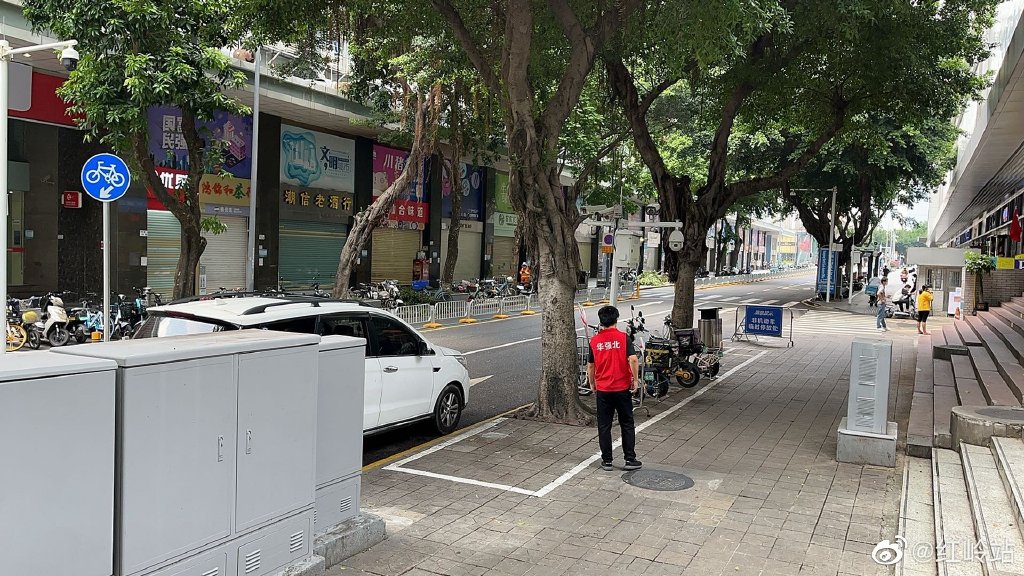 有中國最大電子採購中心，「電子第一街」之稱的深圳華強北也在這次封鎖範圍內。圖為封鎖期間華強北附近街道。(微博)