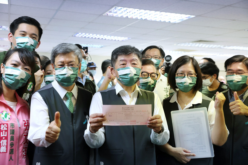 民進黨台北市長參選人陳時中(前中)31日由競選總部主委、前副總統陳建仁(前左2)等人陪同，到台北市選舉委員會登記參選。(圖：中央社)