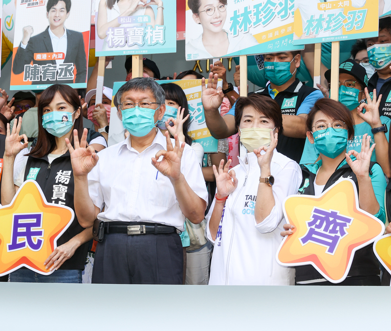 無黨籍台北市長參選人黃珊珊（前右2）31日上午正式登記參選，台北市長、台灣民眾黨主席柯文哲（前右3）陪同出席。(圖：中央社)