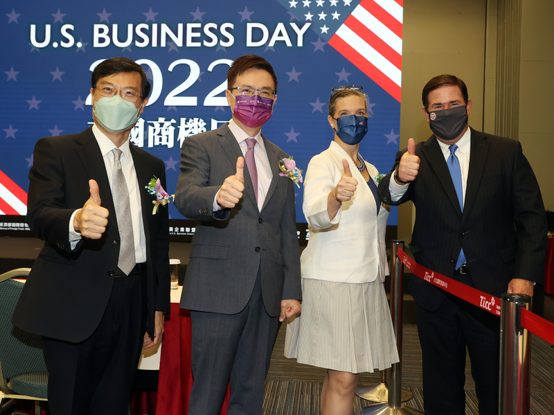 美國亞利桑納州州長杜希(右1)31日驚喜現身2022美國商機日。左起為經濟部次長陳正祺、貿協董事長黃志芳、美國在台協會台北辦事處長孫曉雅。(圖：中央社)