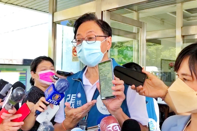 國民黨桃園市長參選人張善政(中)1日提告民進黨桃園市長參選人鄭運鵬、桃園市長鄭文燦誹謗。 (圖:中央社)