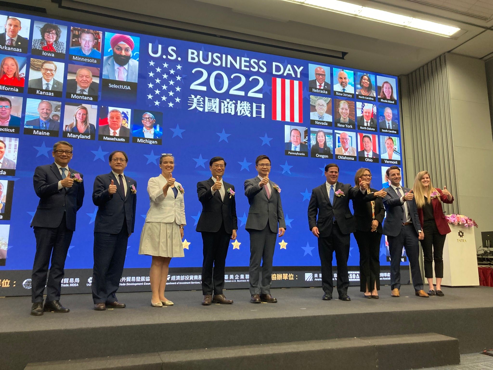 2022美國商機日31日在台北登場，美國在台協會處長孫曉雅(左三)、現正訪台的美國亞利桑納州州長杜希(右四)都到場支持。貿協董事長黃志芳(左五)強調，杜希的來訪並出席美國商機日，極具象徵性、指標性意義。(謝佳興 攝)