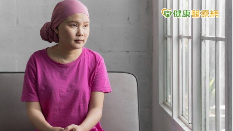 台灣心理腫瘤醫學學會鄭致道理事長提醒，癌友若發現自己有過多負面的想法，建議先不要觀看新聞時事，過幾天等心情比較平撫了再來關心。(圖：健康醫療網 提供)