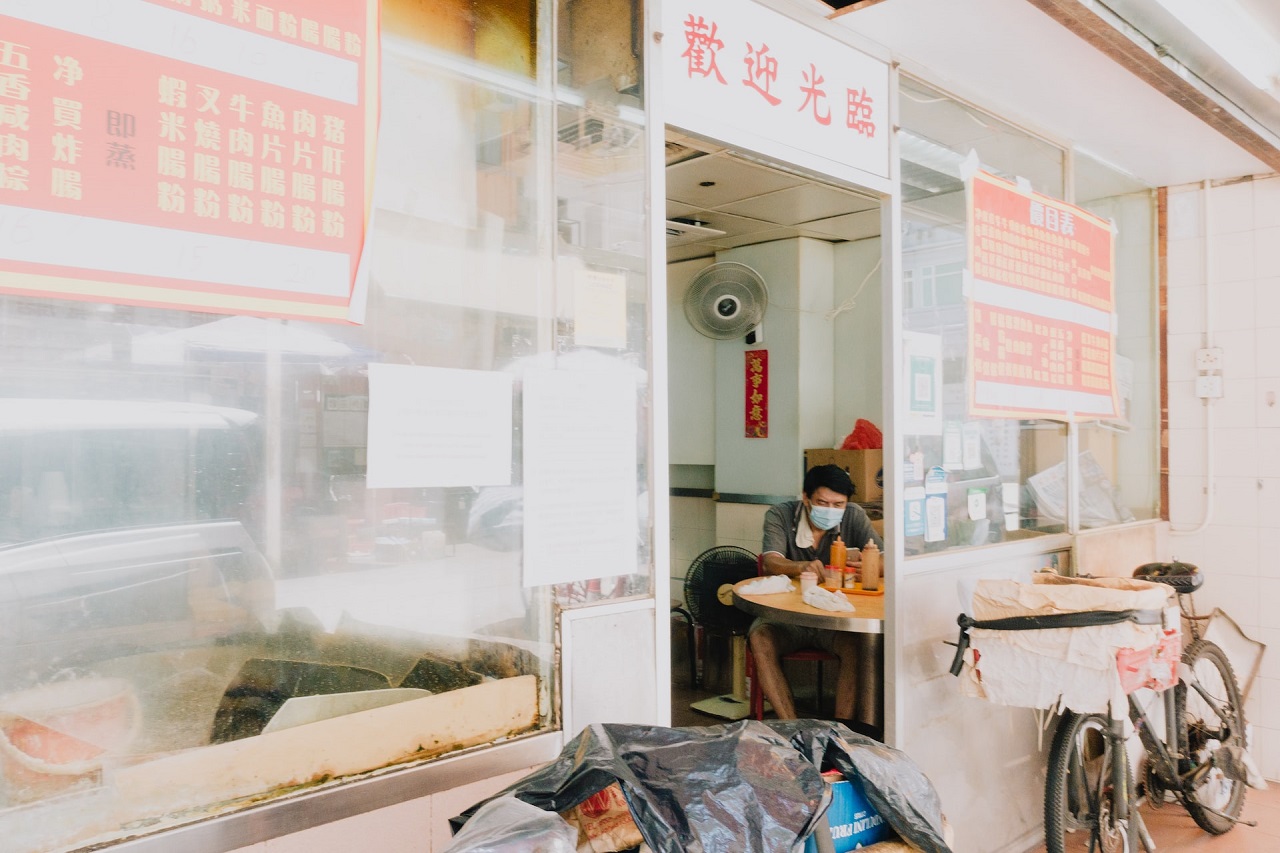 筆者學生時代常去的茶餐廳一份學生套餐只需要$24，凍飲還不用加錢。(圖：unsplash)