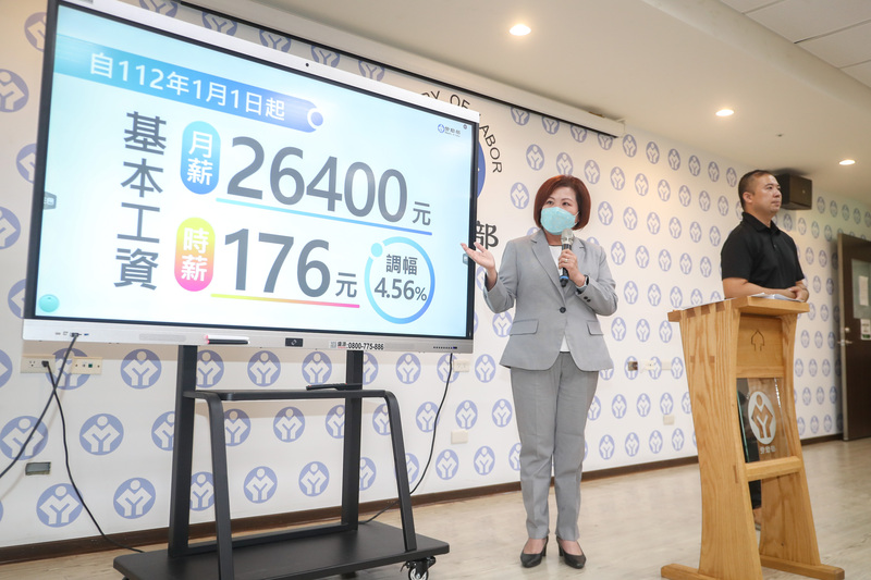 勞動部1日在台北舉行基本工資審議委員會，勞動部長許銘春(左)會後舉行記者會說明。(圖：中央社)