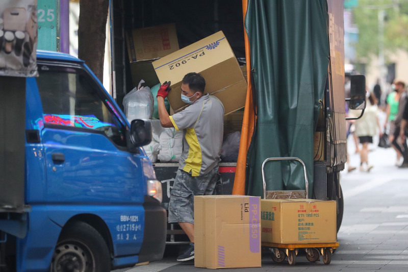 基本工資補貼開放網路申請。圖為台北市萬華區街頭勞工送貨情形。(資料照片/中央社)