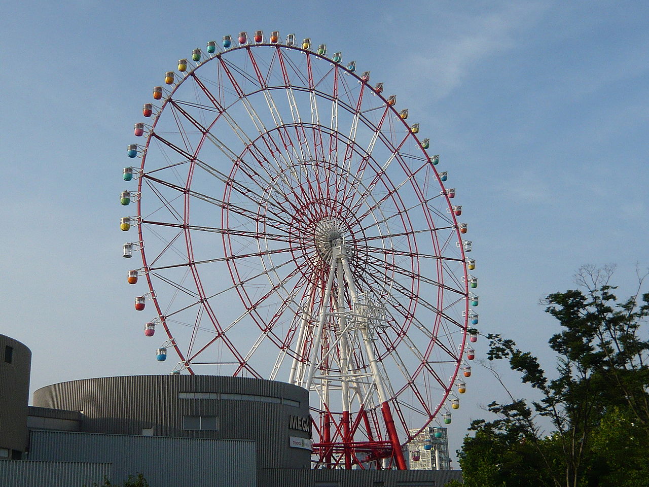 被稱為調色盤的東京台場摩天輪結束營運。(維基百科)