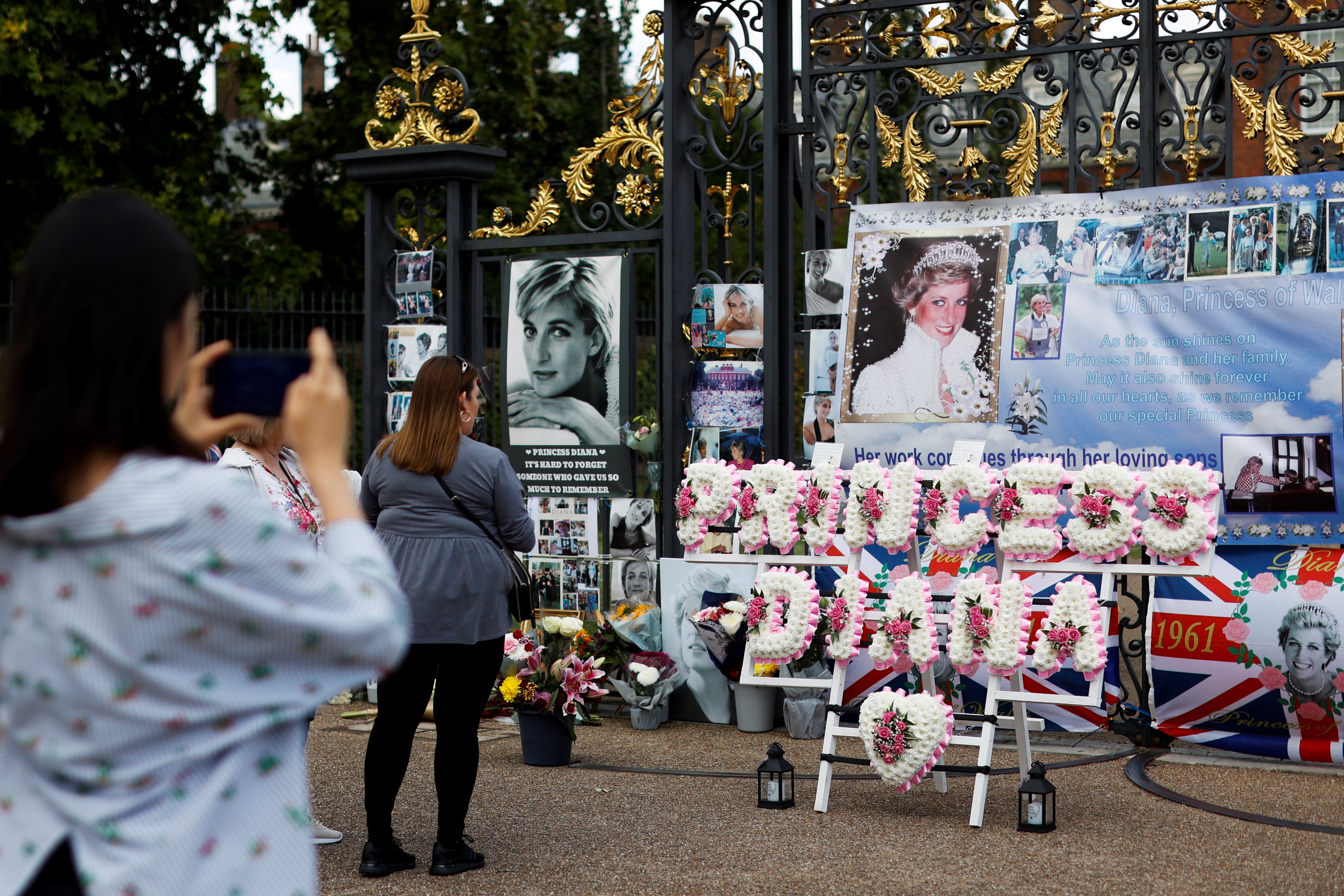 黛安娜王妃(Princess Diana)辭世25週年，民眾在肯辛頓宮(Kensington Palace)大門外獻花致意。 (AFP)