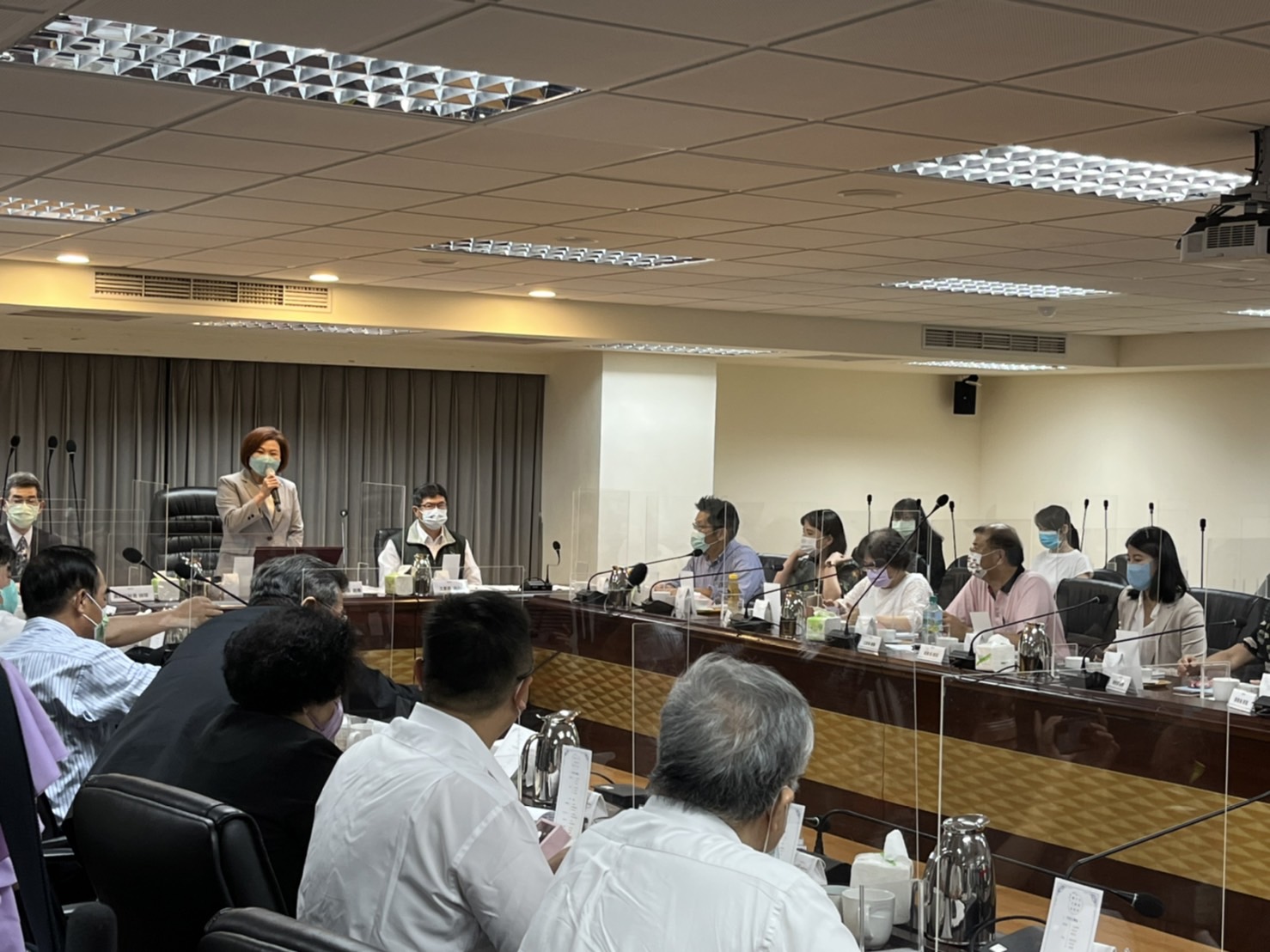 基本工資審議委員會今(1日)登場，勞動部長許銘春在會議開始前喊話，希望今年的會議，勞、資、政、學各界代表，能夠在兼顧勞資雙方的權益下，達成共識。(圖：陳林幸虹 攝)