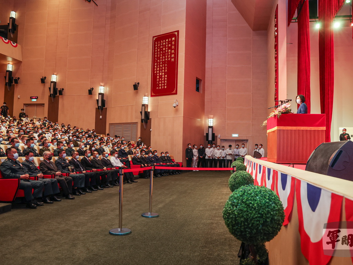 蔡英文總統1日主持軍人節暨全民國防教育日表揚大會 (軍聞社提供)