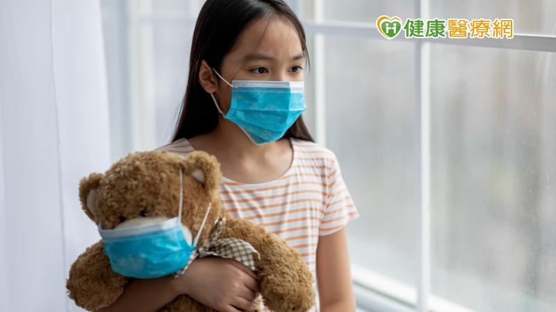「兒童後／長新冠感染後症候群」除了引起身體器官系統的慢性發炎，也會影響心理的各個層面。(圖：健康醫療網 提供)