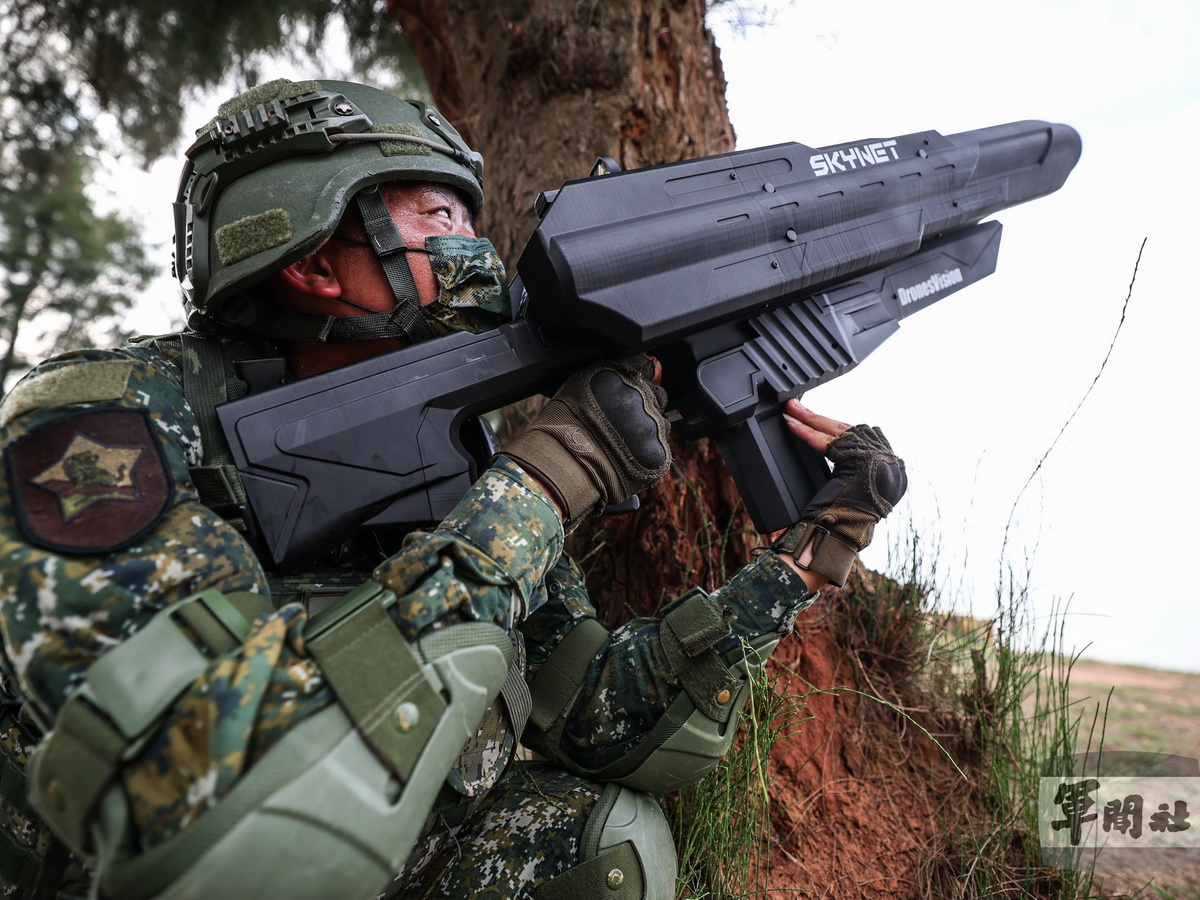 陸軍金門防衛指揮部各據點結合干擾槍反制無人機 (軍聞社提供)