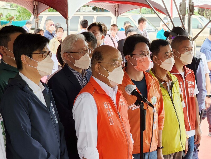 行政院長蘇貞昌（前左2）2日南下高雄出席橋頭科學園區區段徵收工程祈福動土典禮，並會前接受媒體聯訪。前左為高雄市長陳其邁。 (圖：中央社)