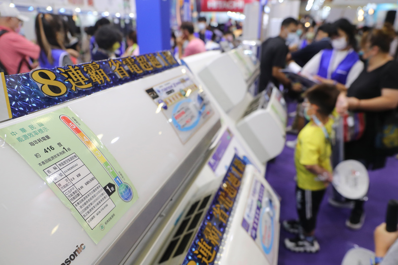 經濟部能源局指出，今年住宅家電汰舊換新節能補助，還剩下45、46萬台的額度，呼籲民眾儘早申請。(圖：中央社)