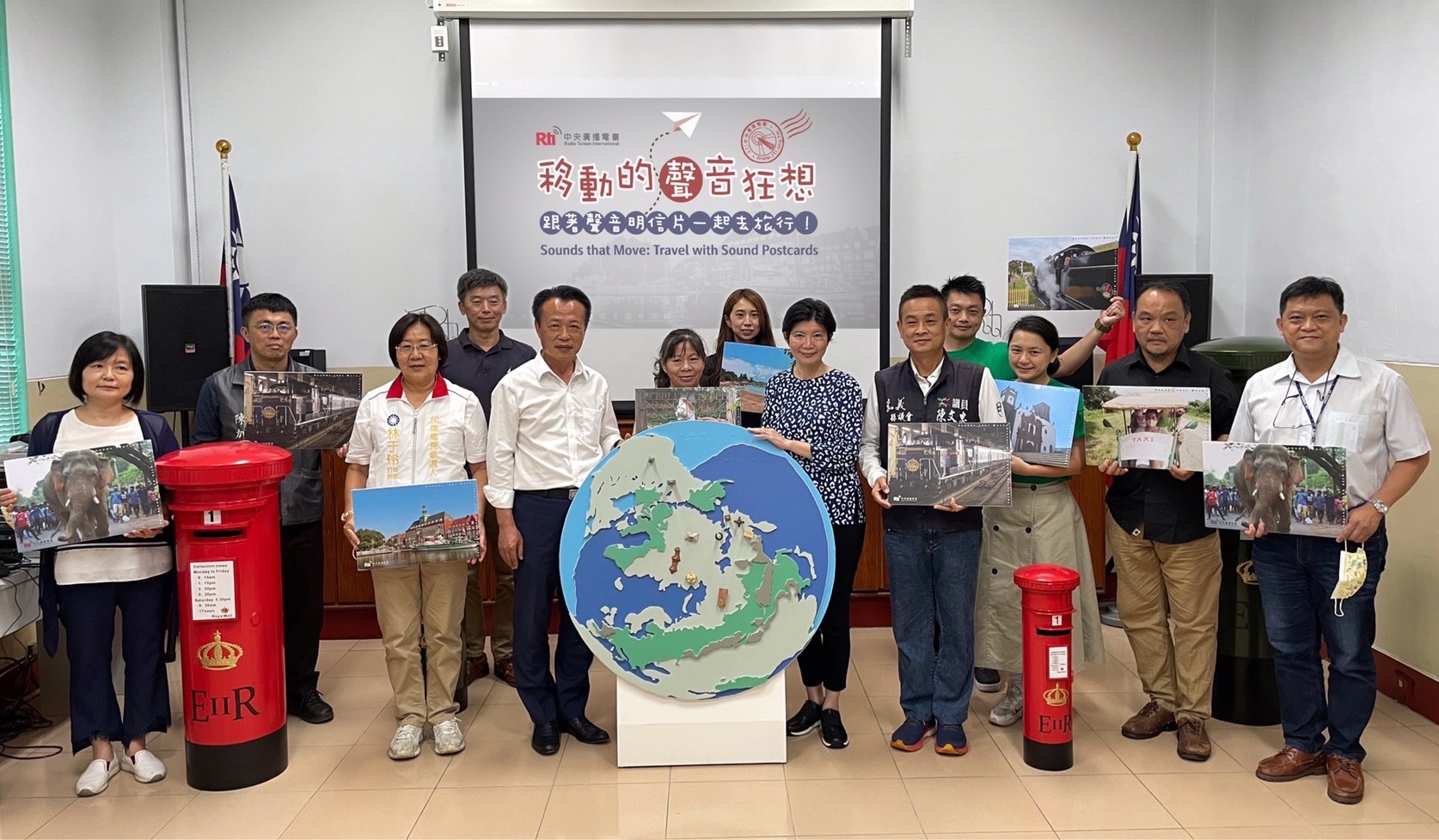 央廣聲音明信片巡迴展嘉義廣播文物館開展，縣長翁章梁（地球儀左一）、央廣董事長（地球儀右一）及與會貴賓合影留念。