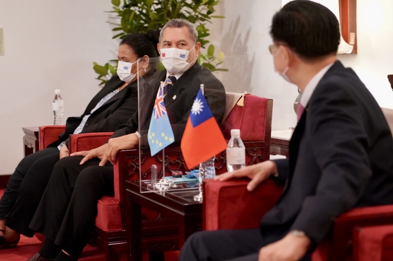 友邦吐瓦魯總理拿塔諾（Kausea Natano）（中）伉儷3日率團來台訪問。（外交部提供） (圖：中央社)