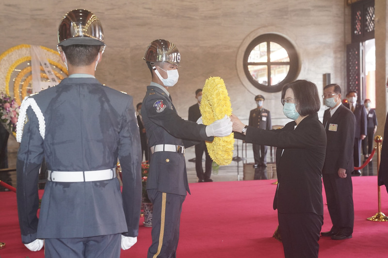 總統蔡英文（前右）擔任主祭，向國民革命烈士靈位獻花。 (圖：中央社)