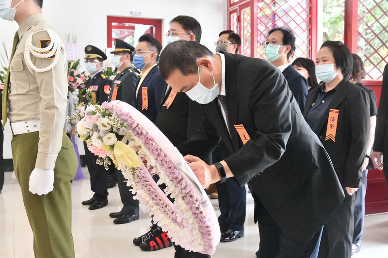 新北市長侯友宜（前右）3日前往淡水區主持忠烈祠秋祭典禮，向烈義士靈位上香、獻花、獻果等。（新北市政府提供／圖：中央社)