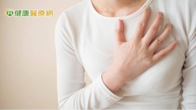 李易達主任指出，正常心跳是心室、心房依序收縮，而心房顫動則是心房以快速且不穩定的方式收縮，心房不規則（顫）跳動每分鐘高達350至700下，年紀越大發生的比例越高。(圖：健康醫療網 提供)