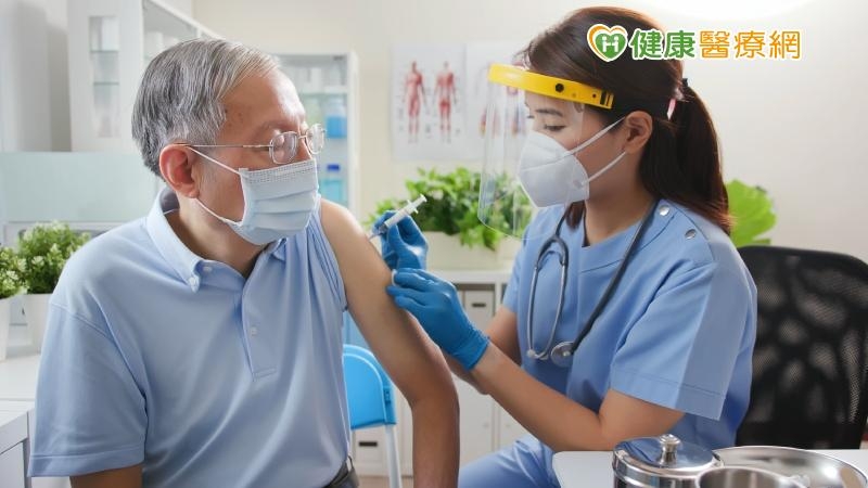 姜冠宇醫師說明，「雖然次世代疫苗會增加它的效價，然而當年齡越大，中和抗體就會越少。」(圖：健康醫療網 提供)