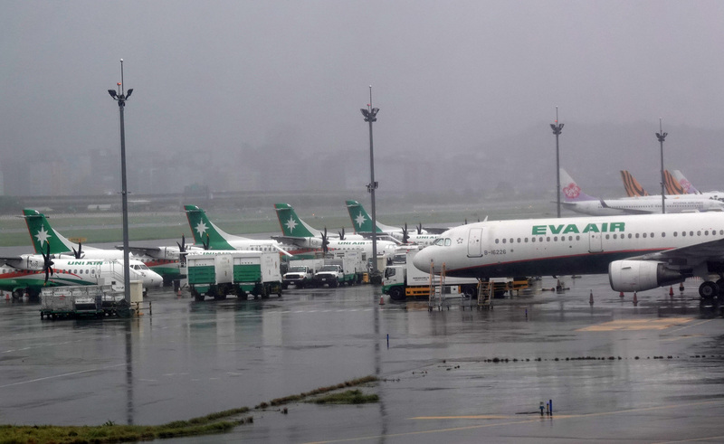 颱風凱米來襲，各家航空公司陸續宣布24日航班異動，部分取消或提前、延後飛。(圖：中央社)