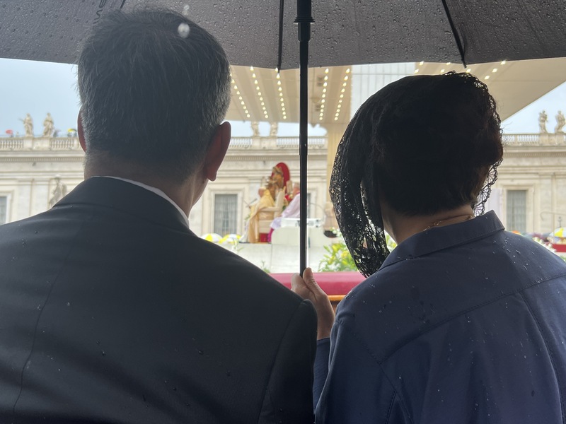 前副總統陳建仁4日以總統蔡英文特使的身分出席教宗親自主持的宣福禮，並在典禮前獲教宗特別接見。陳建仁表示，他向教宗轉達蔡總統問候，請教宗為台灣人民祈禱。（駐教廷大使館提供）(圖：中央社)