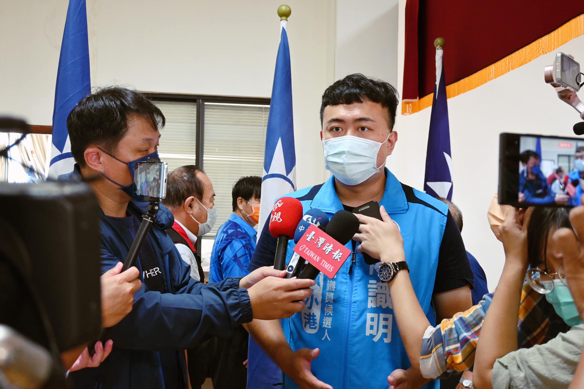 針對國民黨資深高雄市議員陳麗娜突然登記參選連任，黨內同選區新人陳識明(圖中)今天(5日)表示，初選花費當買教訓，但要求黨中央道歉。(圖取自陳識明粉專)