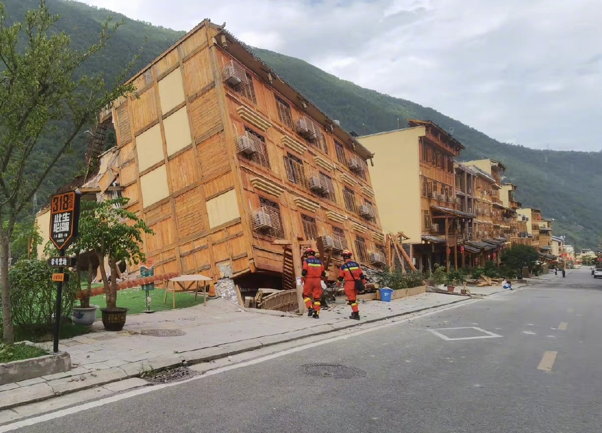 中國四川省5日發生芮氏規模6.8地震，造成至少7人喪生。(圖取自微博)