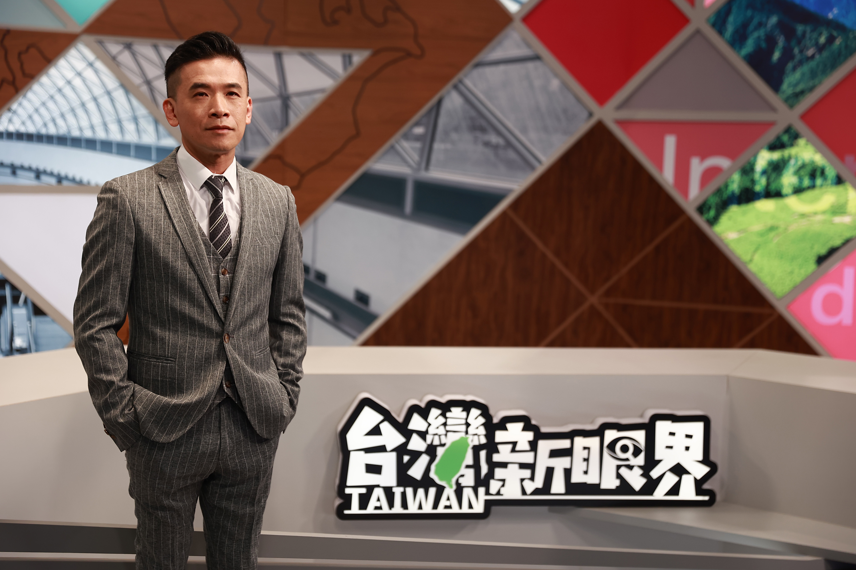 資深媒體人黃鵬仁重出江湖擔任公視台語台論壇節目《台灣新眼界》新主持人。(公視台語台提供)