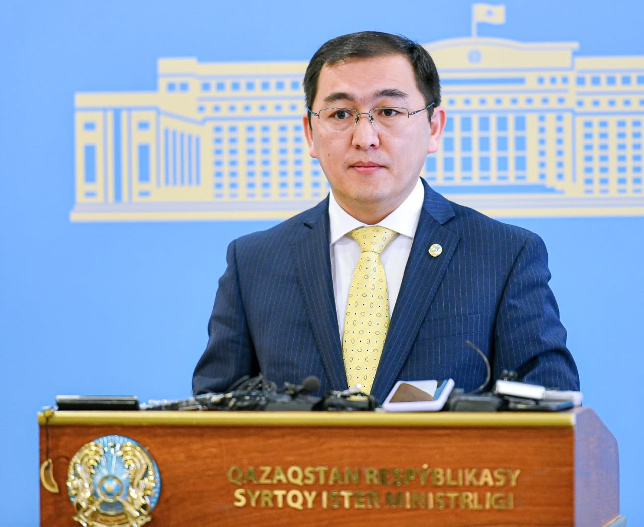 哈薩克外交部發言人斯馬迪亞羅夫(Aibek Smadiyarov)。(圖:哈薩克外交部臉書)